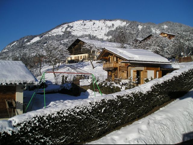 Vue de la petite fenêtre de la cuisine sur le Mont Charvin.